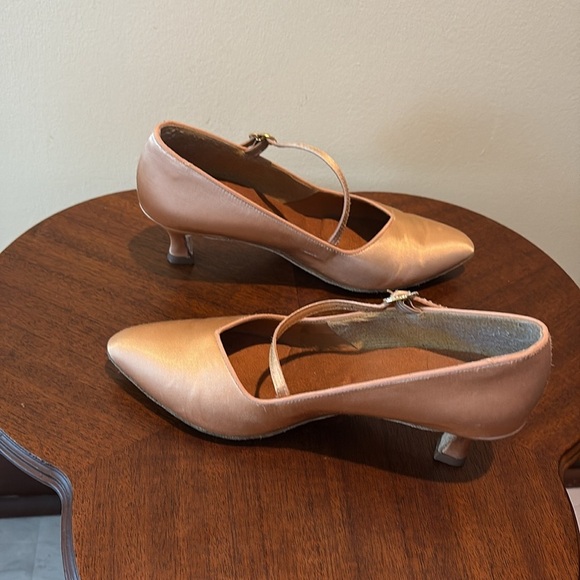Ballroom dance shoes  satin  light Peach/rose gold  rhinestone buckle
Leather so - Picture 5 of 16